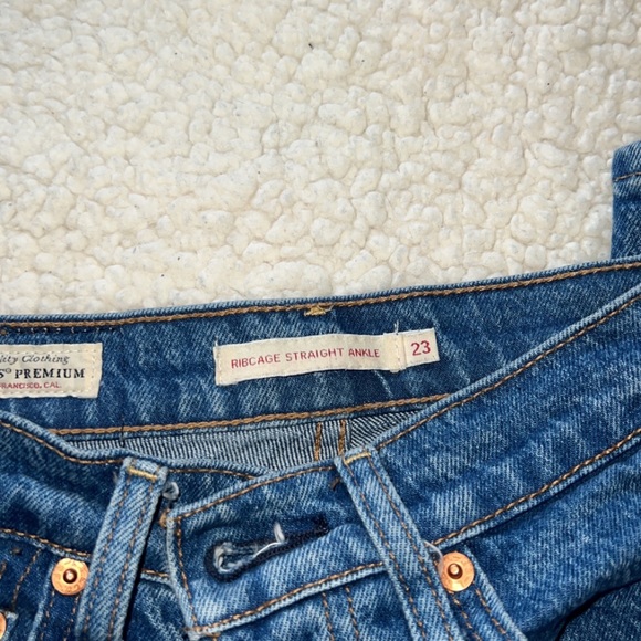 SOLD!! Levi’s Ribcage Straight Jeans - Picture 4 of 4
